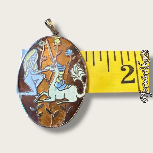 The Lady and the Unicorn Enamel Pendant – Vintage Fantasy Artwork - Picture 5 of 6